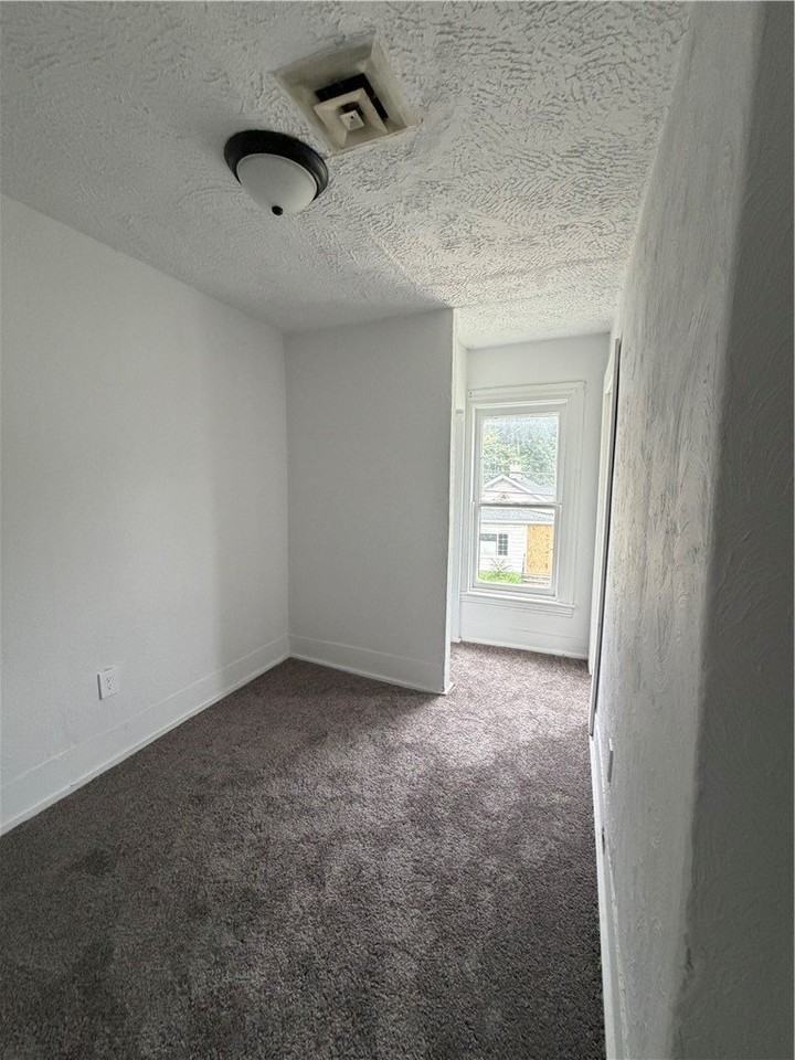 411 Dewitt Ave #B - Photo 5 of 9
