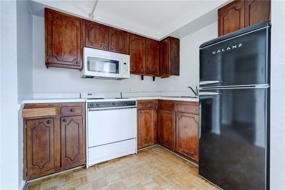 400 Main St #B9 - Photo 4 of 13