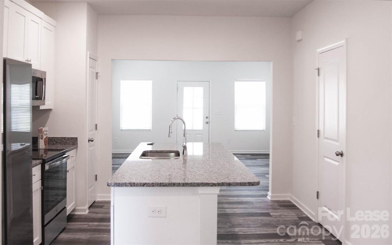 19507 Meridian St - Photo 2 of 11