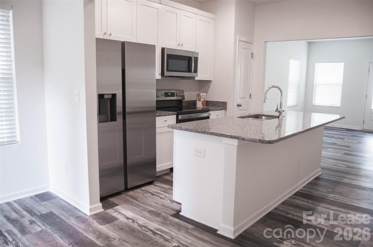 19507 Meridian St - Photo 3 of 11
