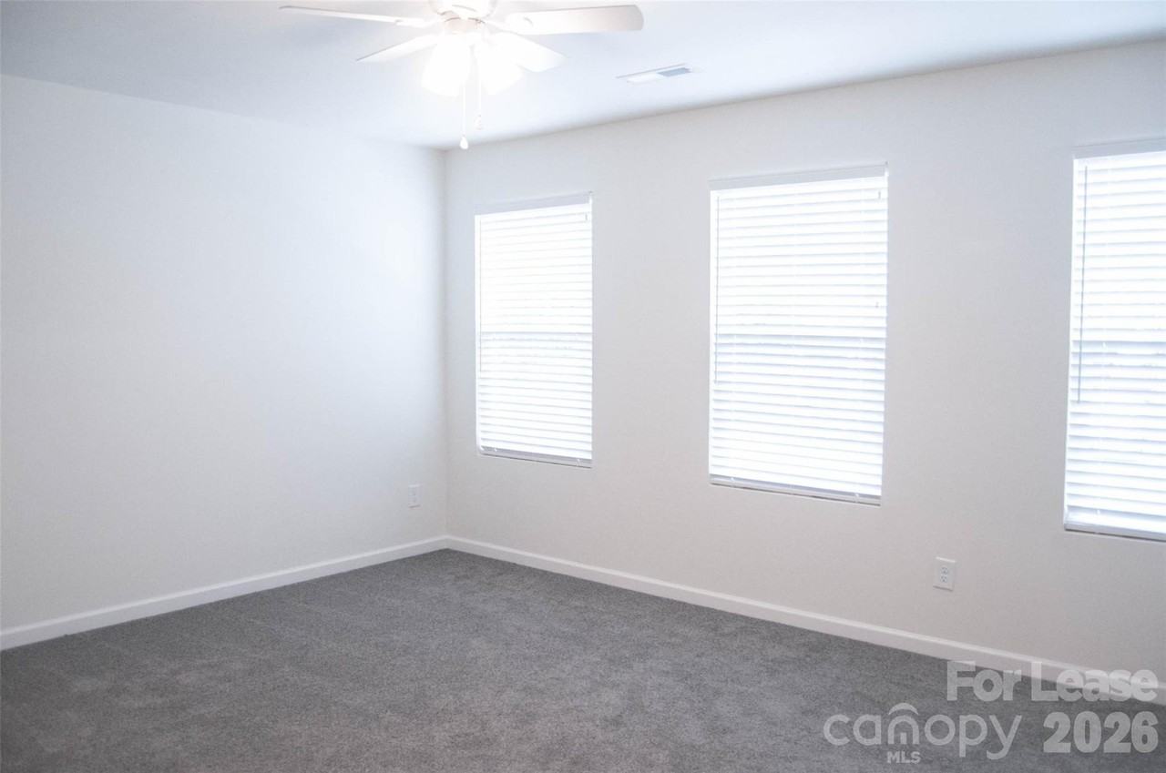 19507 Meridian St - Photo 7 of 11