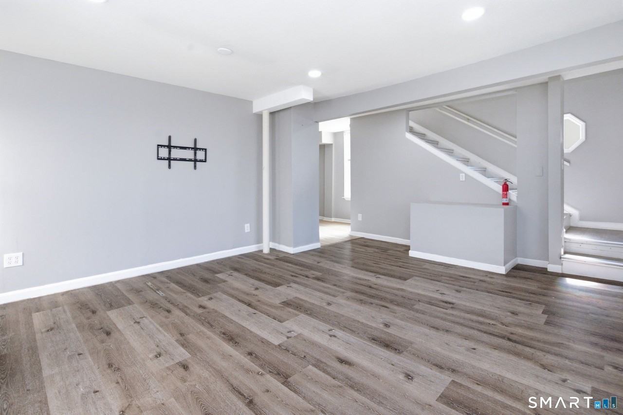 265 Bridgeport Ave - Photo 4 of 25