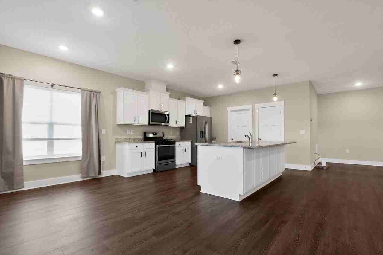 1110 Shoal River Dr - Photo 3 of 43