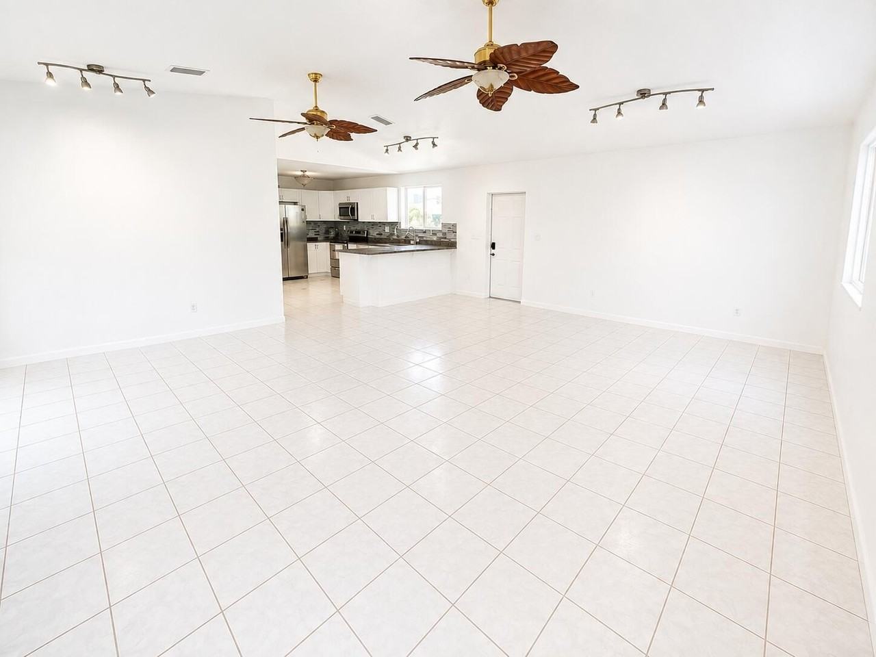 129 Normandy Dr - Photo 3 of 14