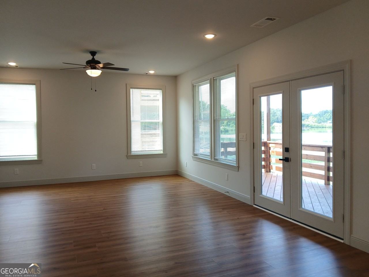 245 Lakeview Dr - Photo 4 of 22