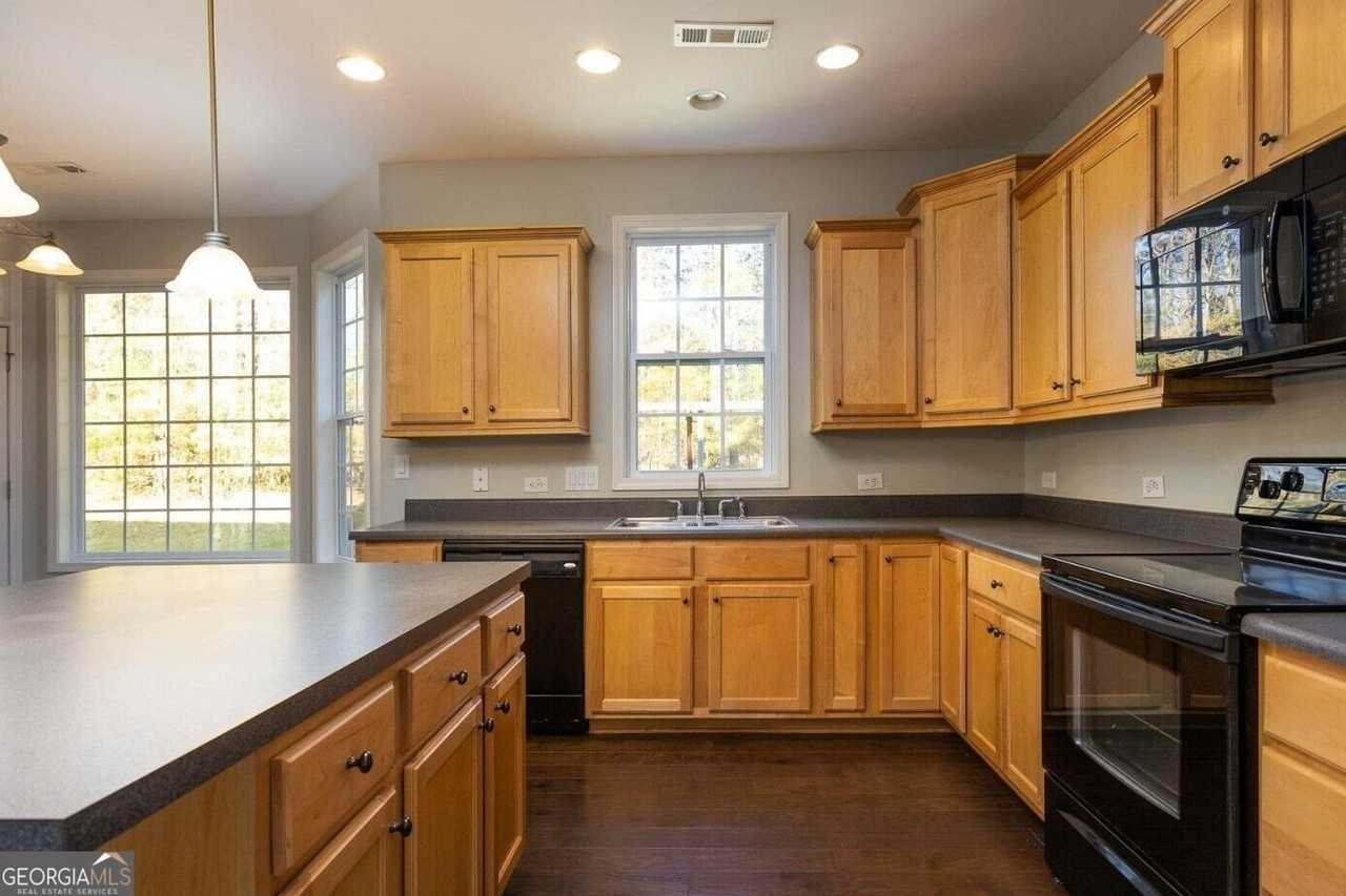 345 Revolution Dr - Photo 4 of 20