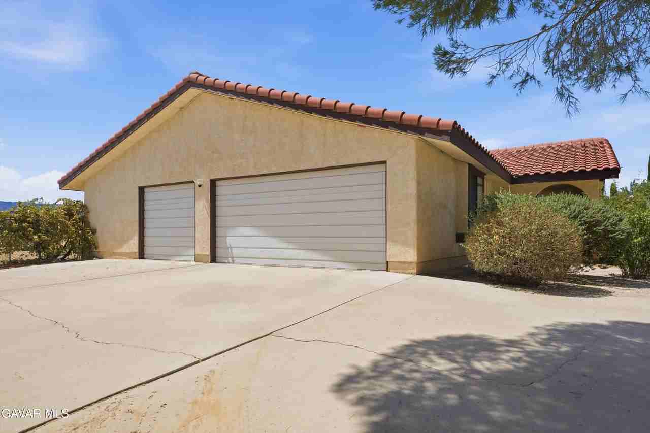 4548 W Avenue K12 - Photo 4 of 36