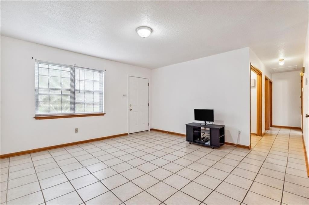 504 Farnell Ln - Photo 4 of 20