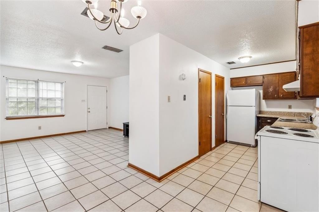 504 Farnell Ln - Photo 6 of 20