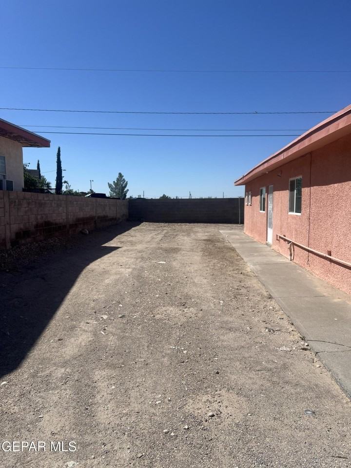 1006 Meadow Rd #A - Photo 4 of 14