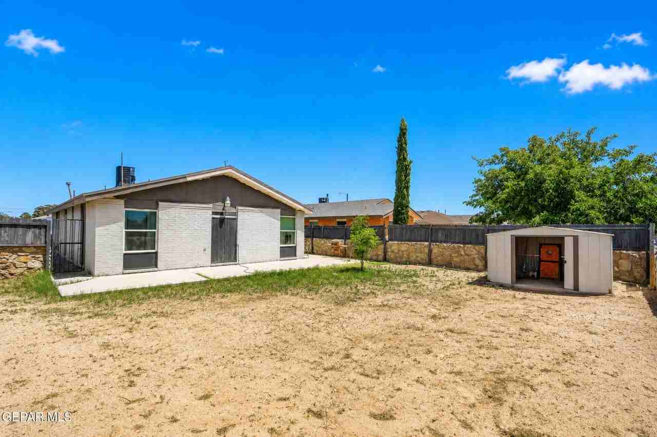 667 Danube Dr - Photo 2 of 21