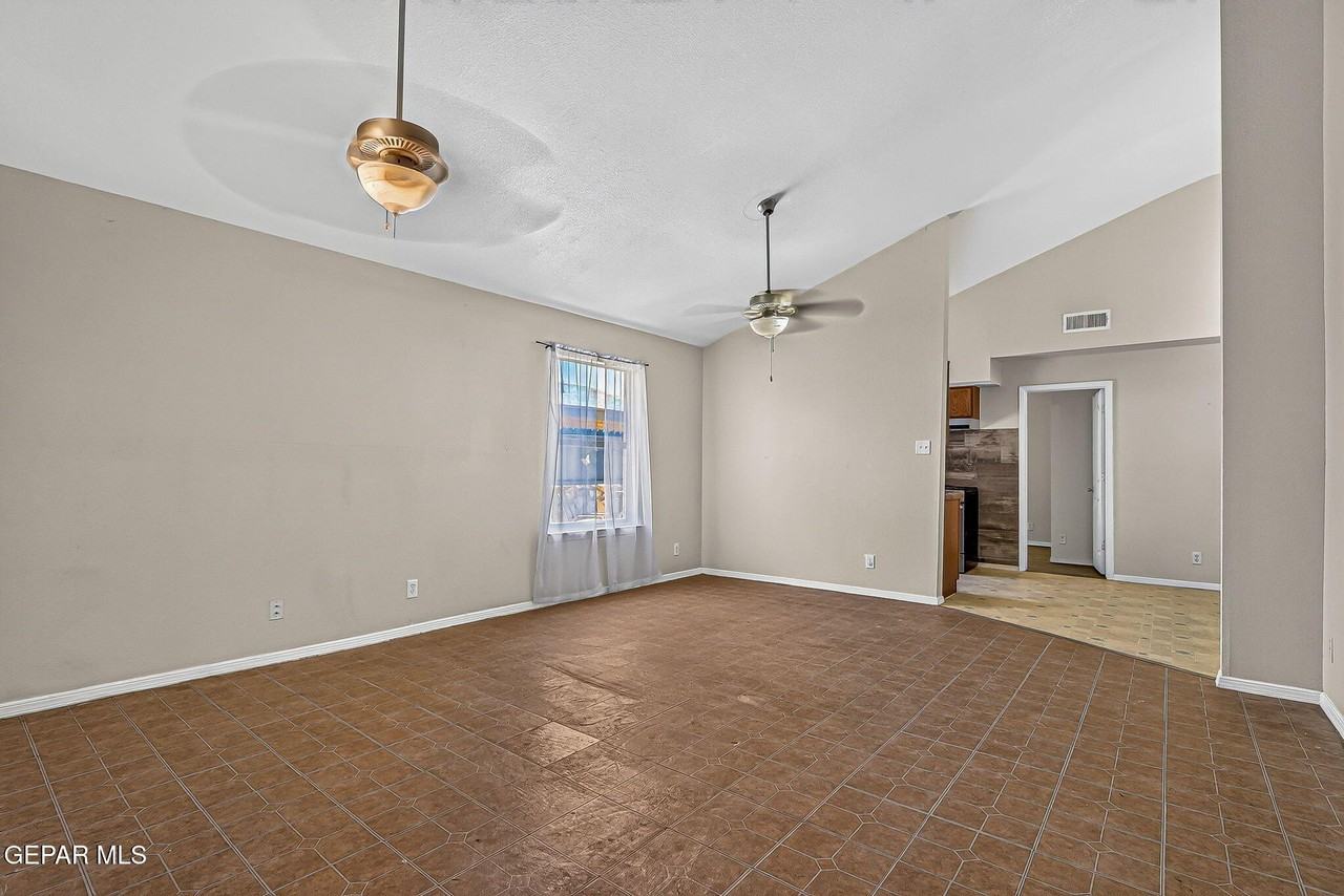 667 Danube Dr - Photo 3 of 21