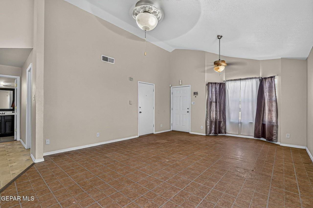 667 Danube Dr - Photo 4 of 21