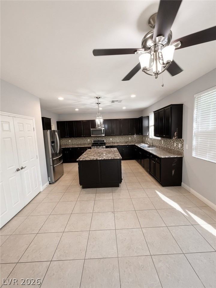 10593 Hamdem Ave - Photo 5 of 20