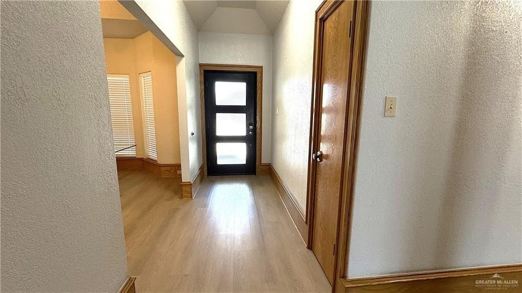2409 Swallow Ave - Photo 4 of 31