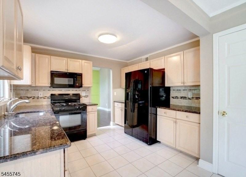 34 Fowler Dr - Photo 4 of 27