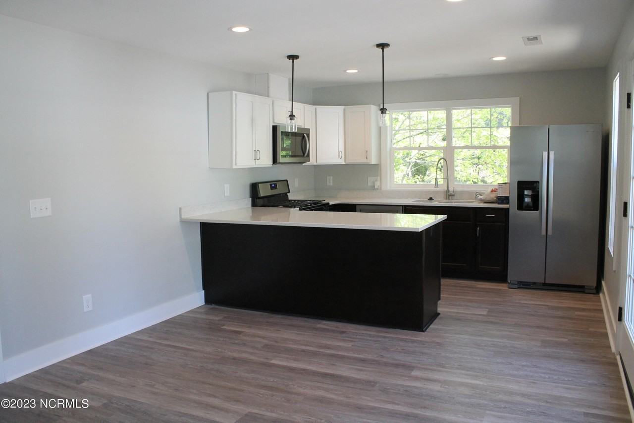 310 N May St #C - Photo 4 of 20