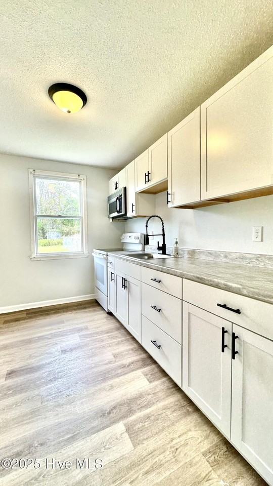 1222 Davis St - Photo 5 of 13