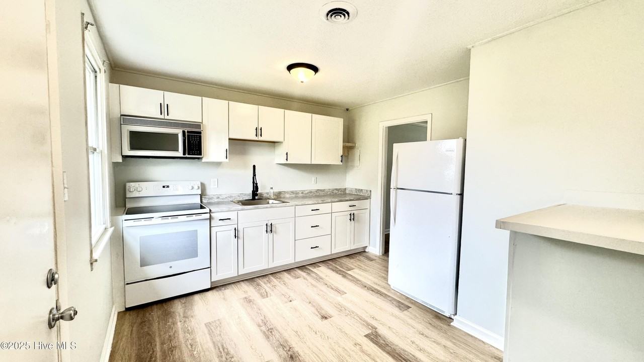 1222 Davis St - Photo 6 of 13