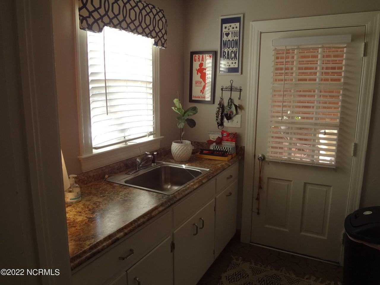 3004 S Elm St - Photo 7 of 33