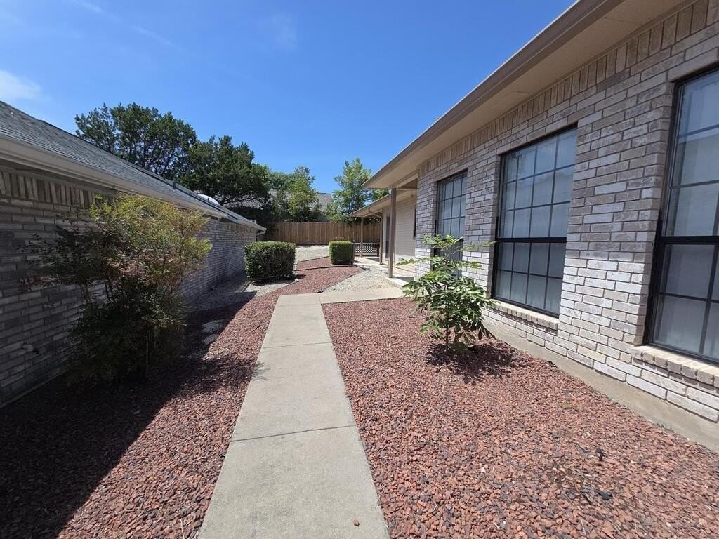 445 Florian Dr - Photo 4 of 35