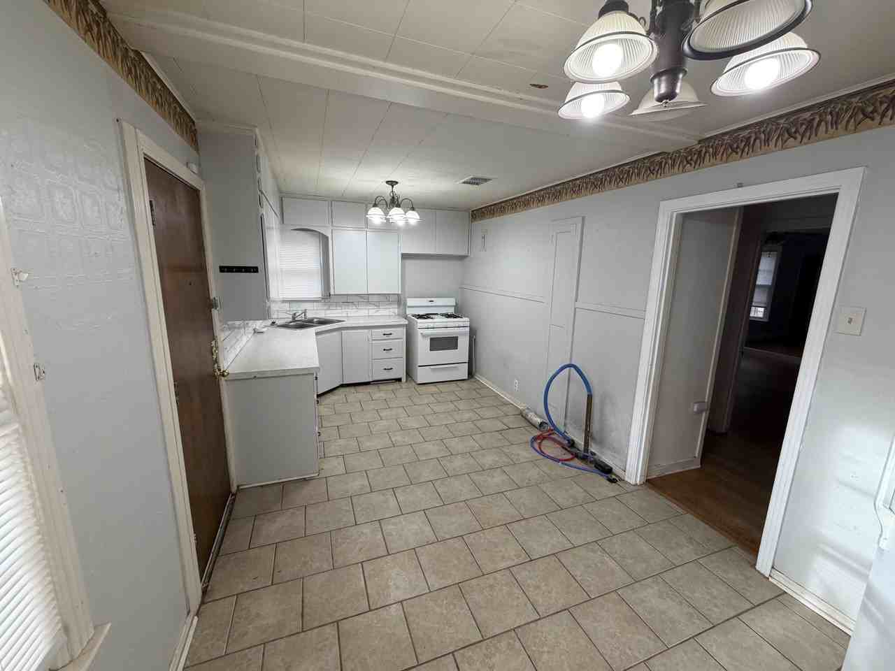 2418 29th St - Photo 4 of 8