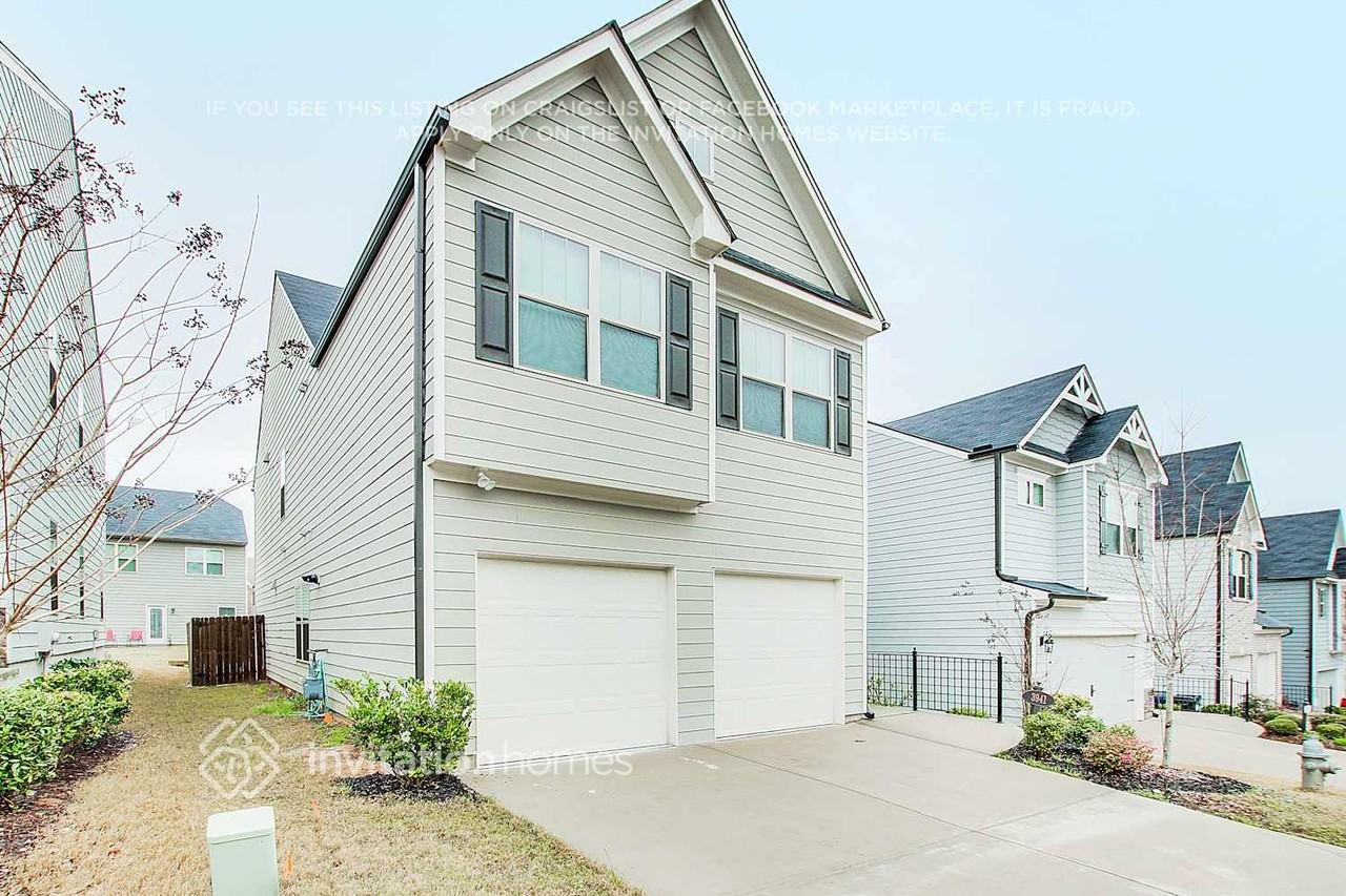 3941 Lake Manor Way - Photo 3 of 26