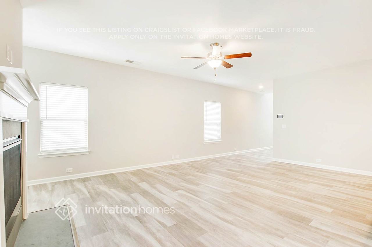 3941 Lake Manor Way - Photo 4 of 26