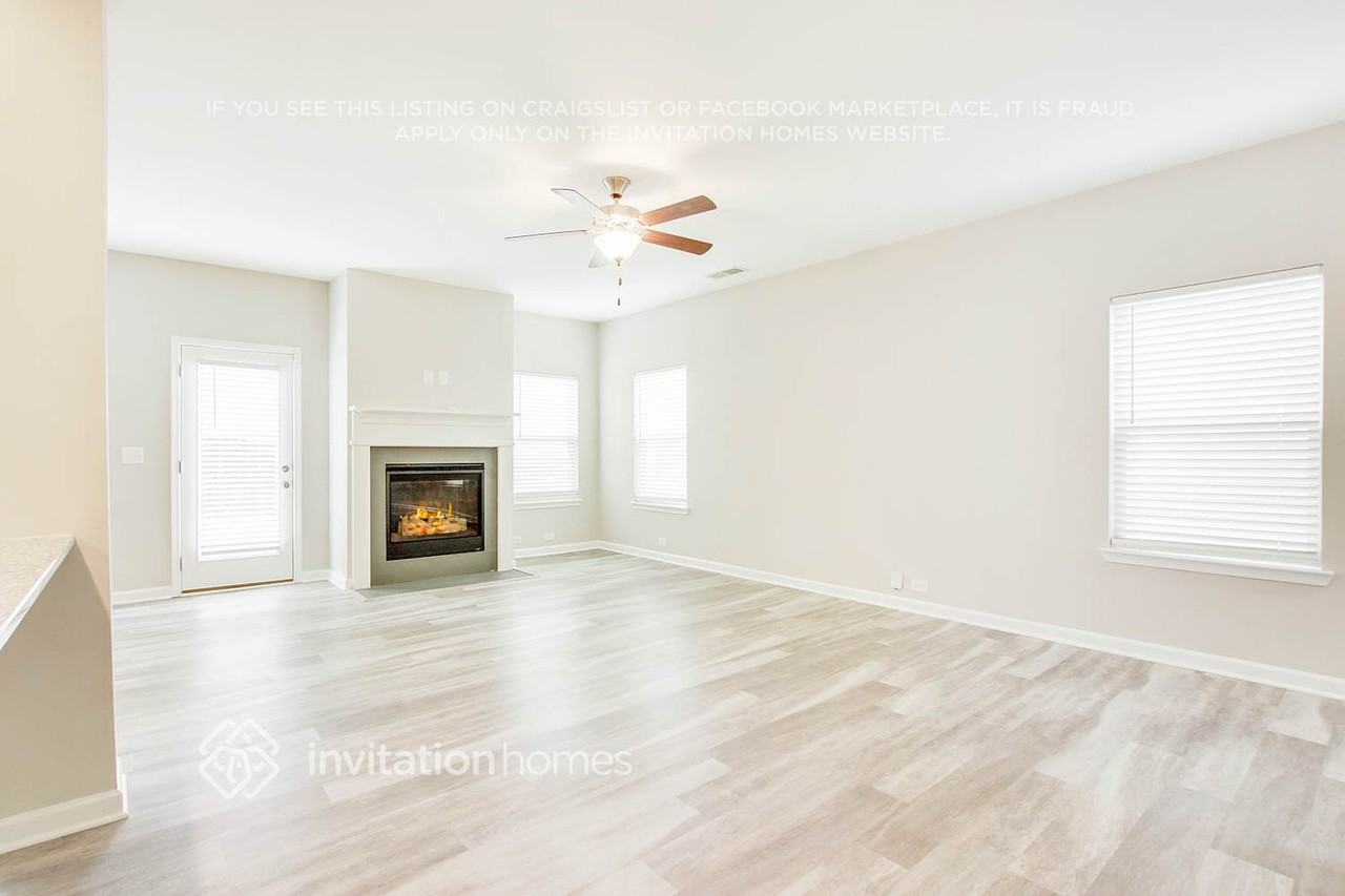 3941 Lake Manor Way - Photo 5 of 26
