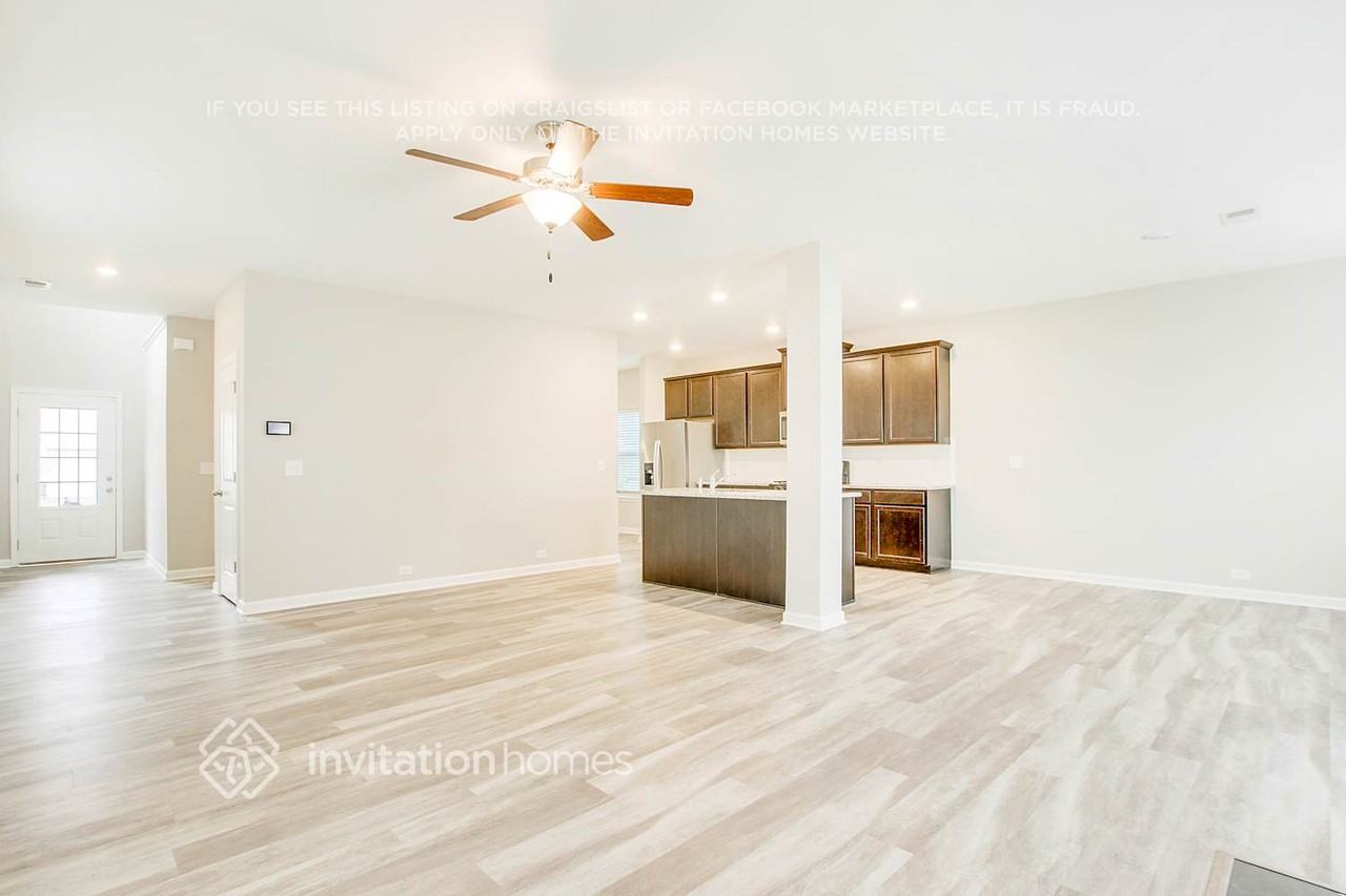 3941 Lake Manor Way - Photo 7 of 26