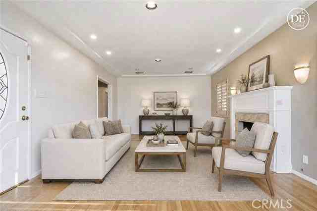 10832 Huston St - Photo 3 of 8