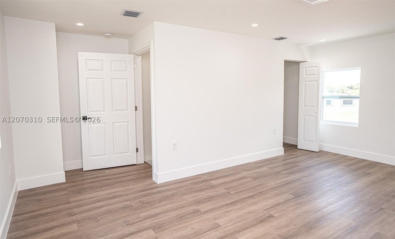20720 Nw 34th Ave #2 - Photo 5 of 8