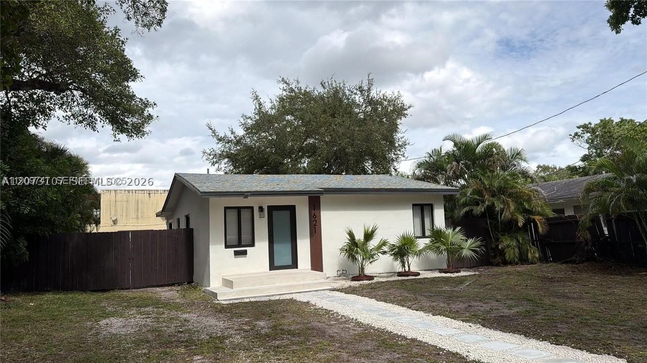 1621 Sw 11th Ct - Photo 2 of 13