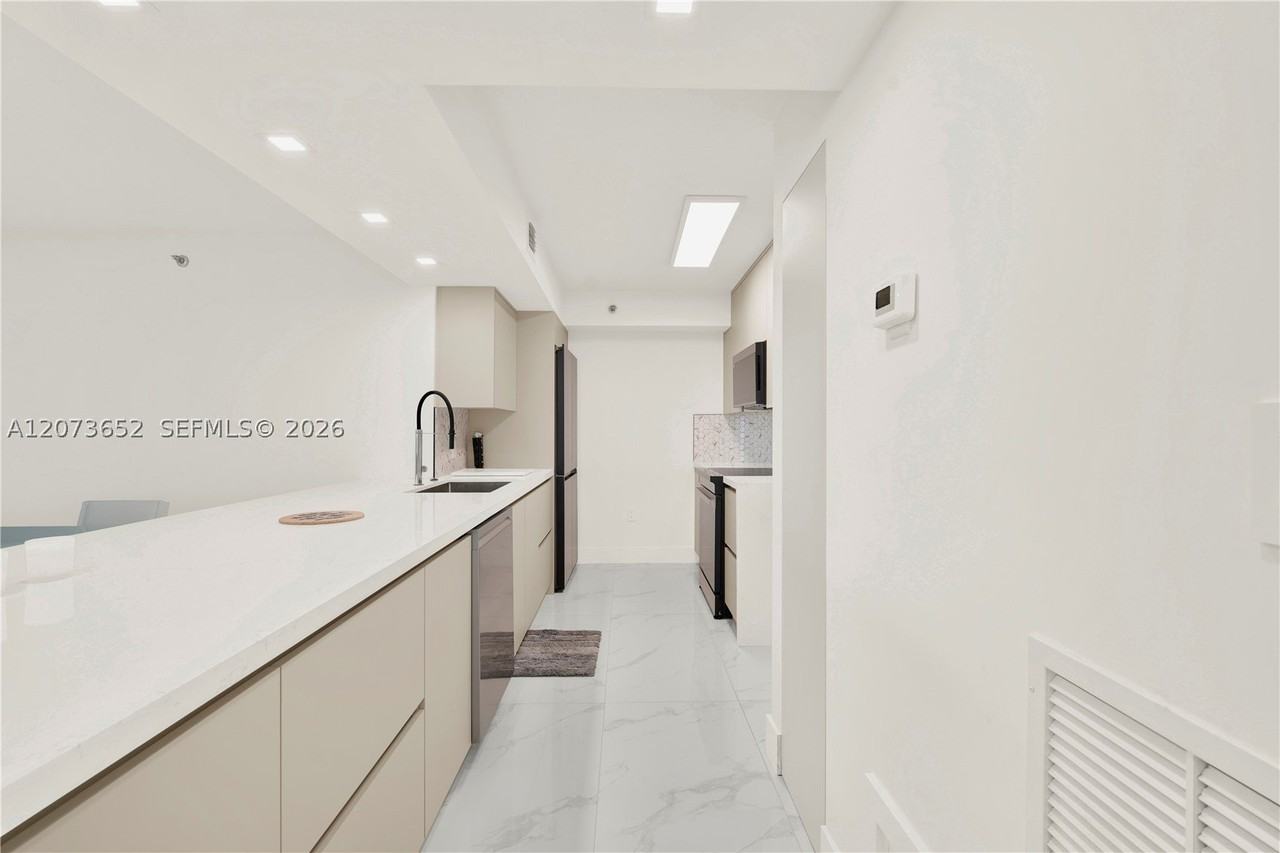 5757 Collins Ave #507 - Photo 7 of 47