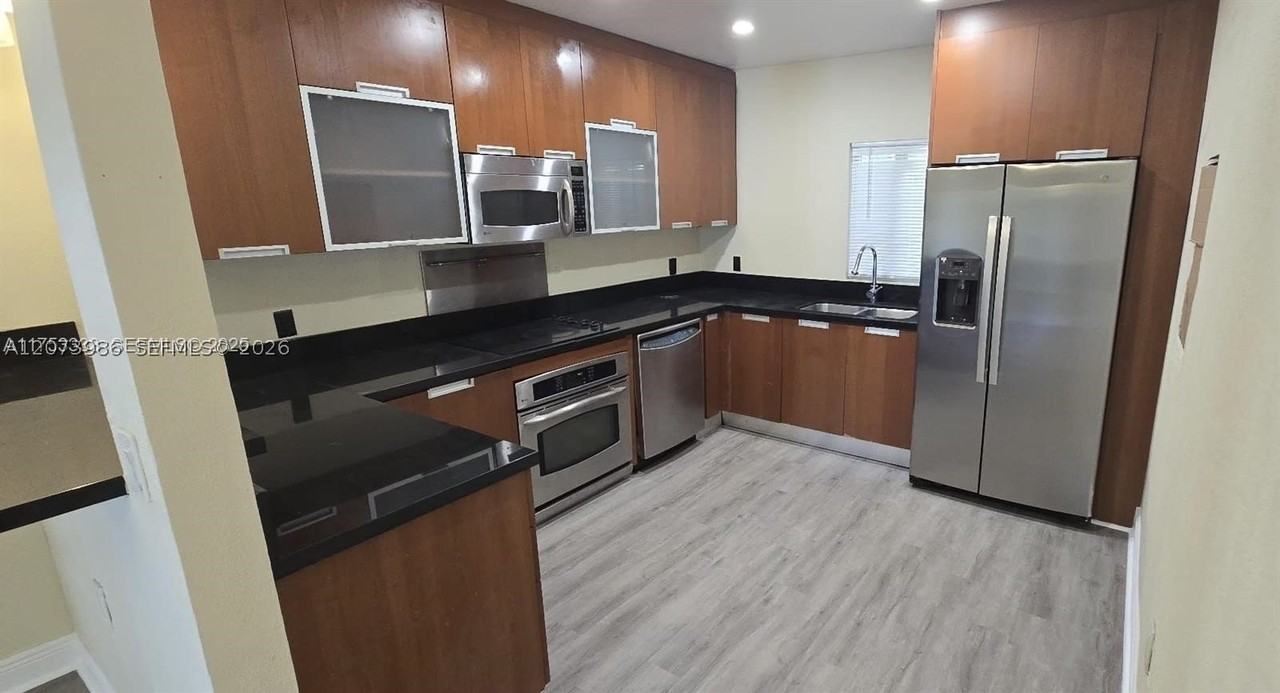 1259 Nw 34th Ave - Photo 2 of 10