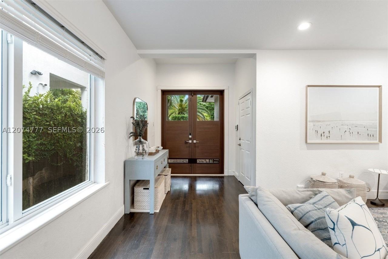 3068 Shipping Ave - Photo 3 of 36