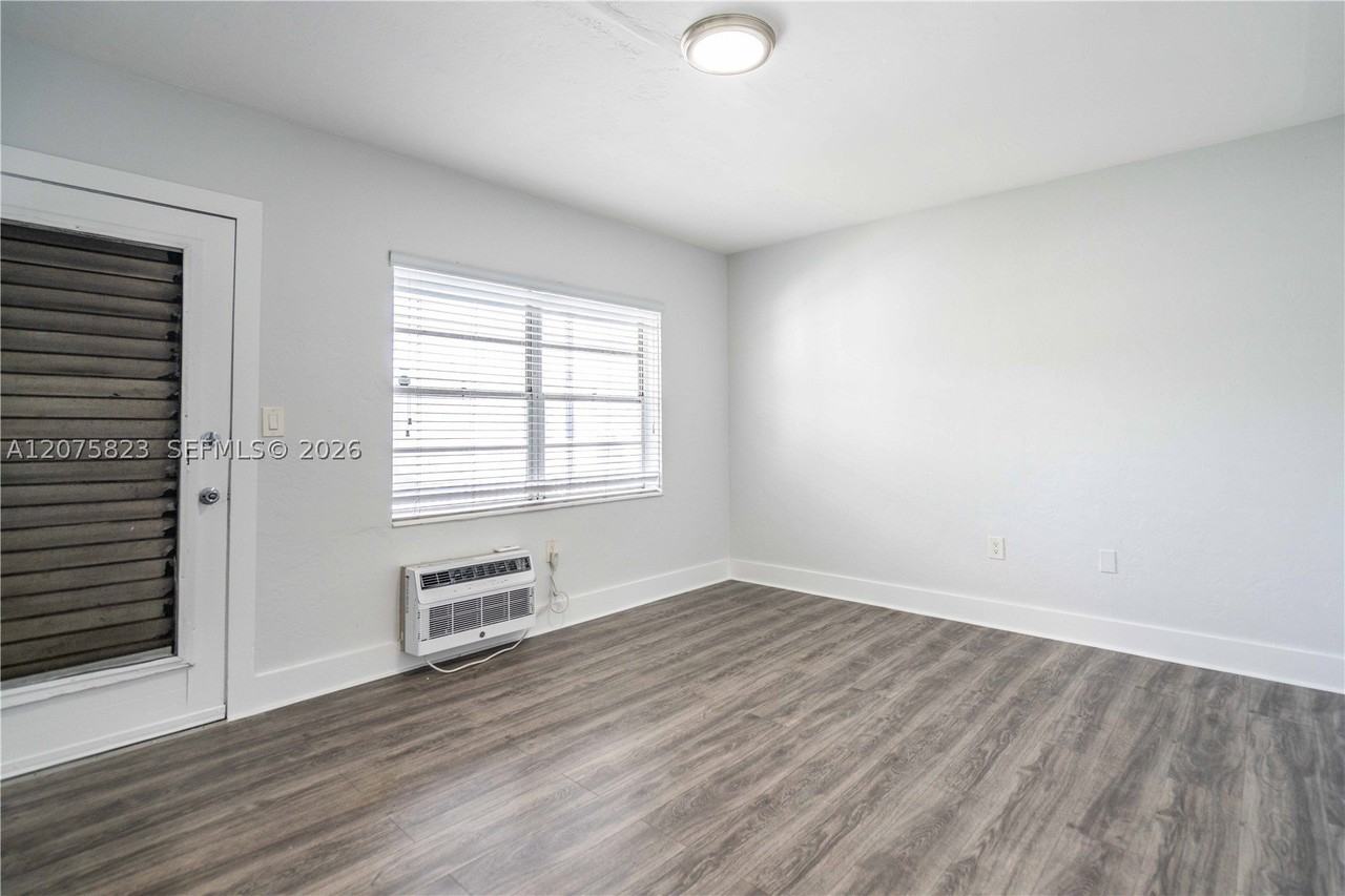 433 Ne 82nd St #9 - Photo 4 of 17