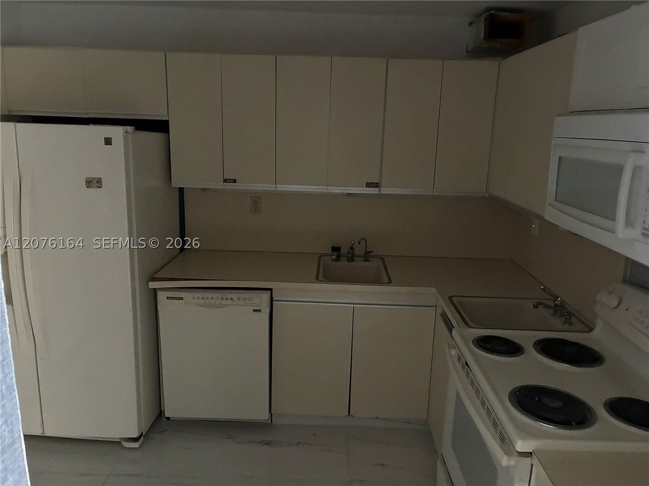 4301 Collins Ave #402 - Photo 5 of 12