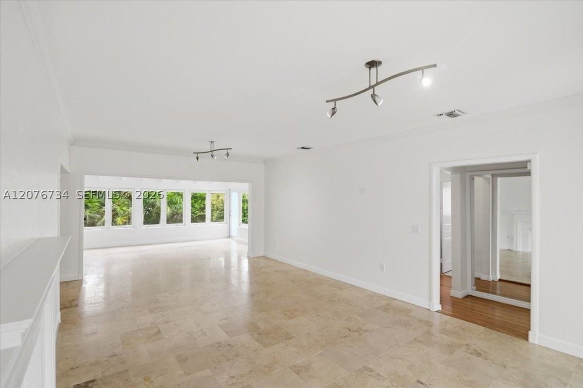 8975 Froude Ave - Photo 4 of 34