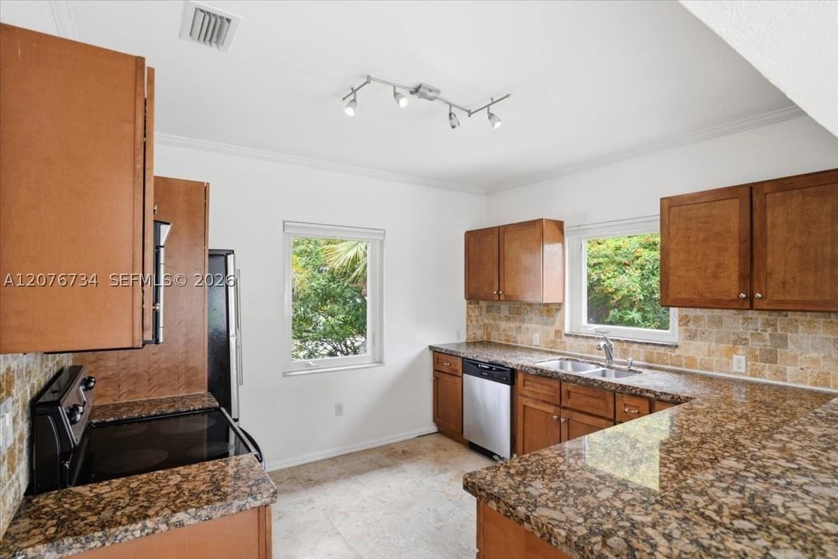 8975 Froude Ave - Photo 6 of 34