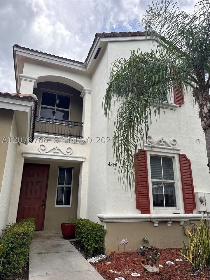 4240 Ne 9th St - Photo 2 of 17