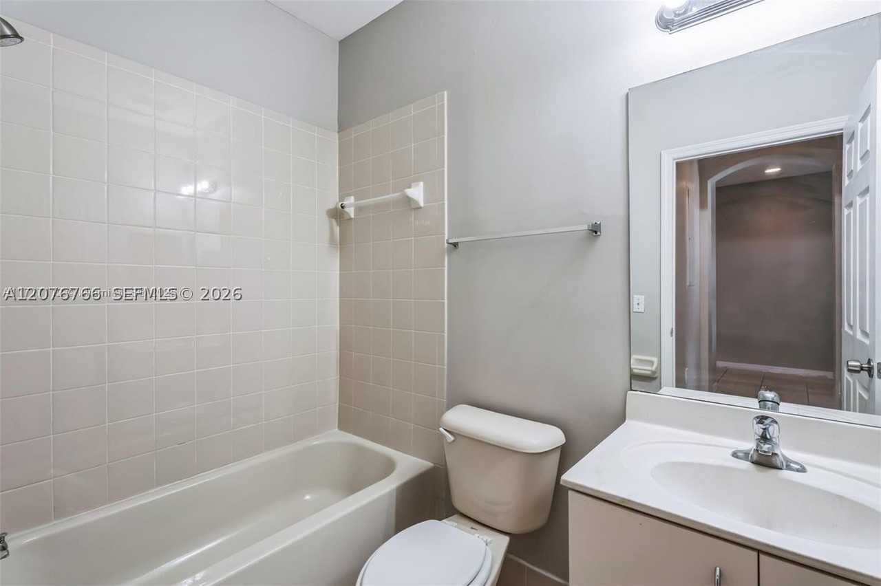 4240 Ne 9th St - Photo 4 of 17