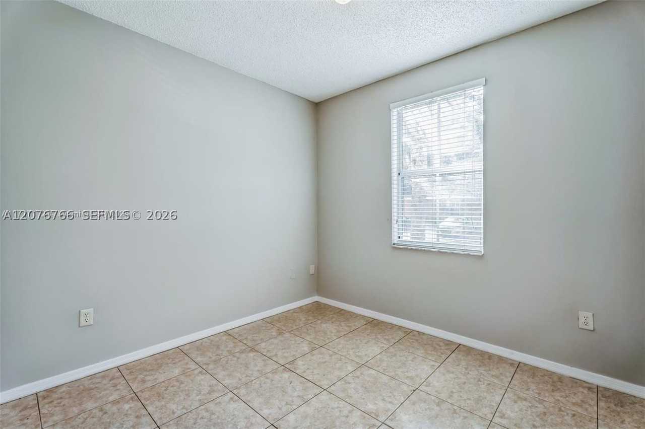 4240 Ne 9th St - Photo 5 of 17