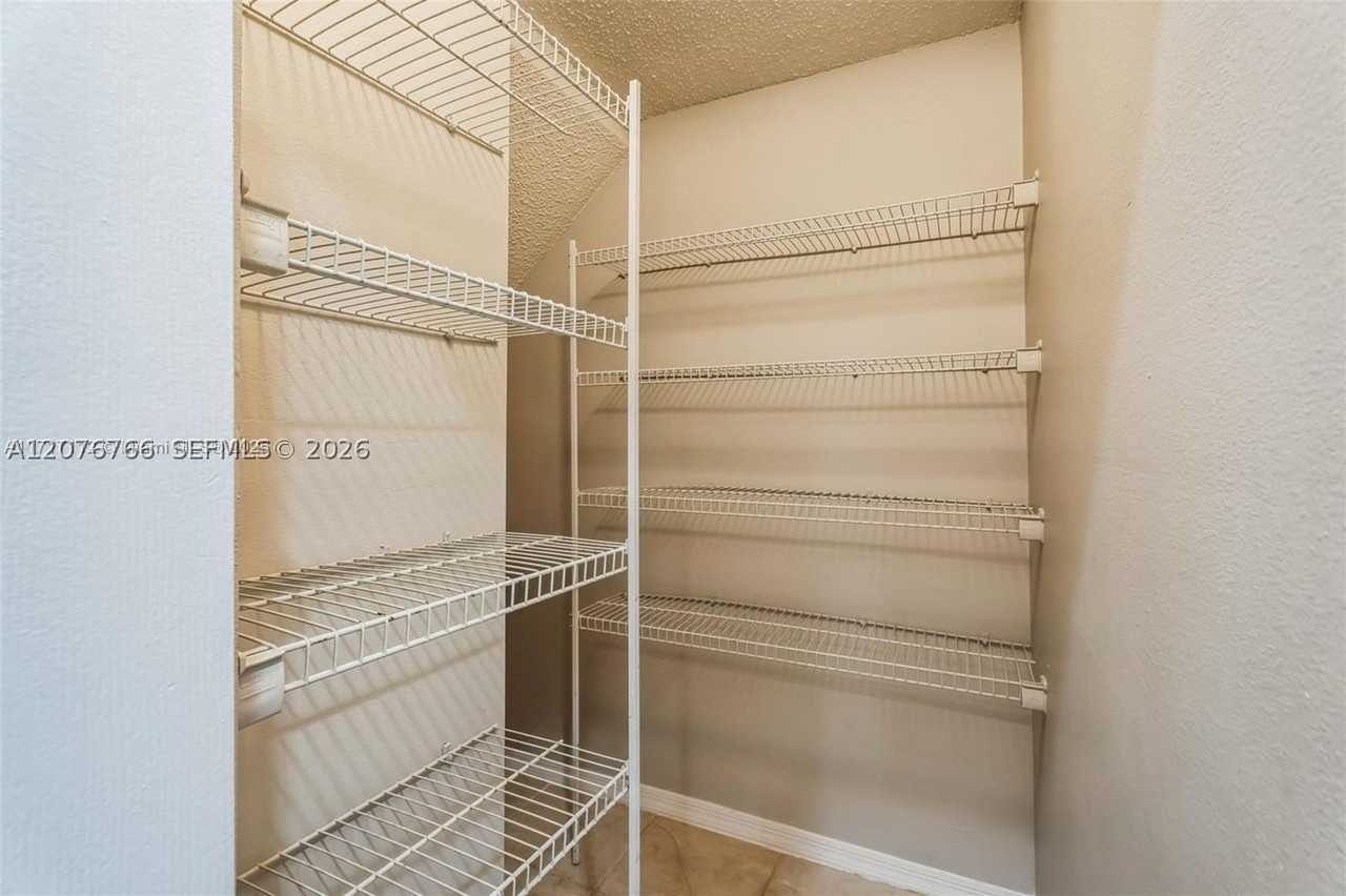 4240 Ne 9th St - Photo 6 of 17