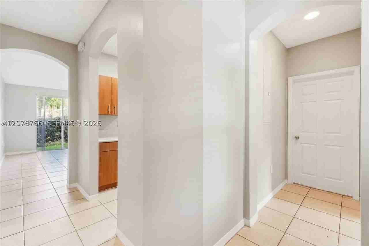 4240 Ne 9th St - Photo 7 of 17