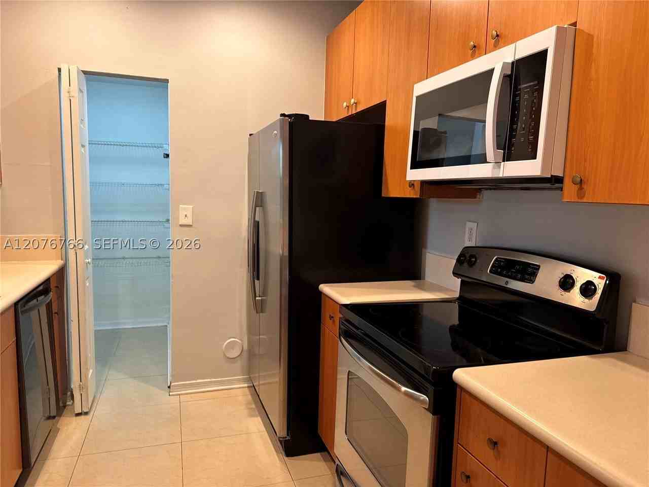 4240 Ne 9th St - Photo 3 of 17