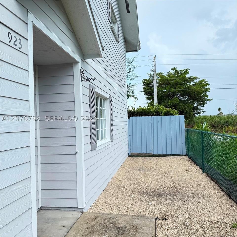 923 Se 16th Ct - Photo 2 of 21