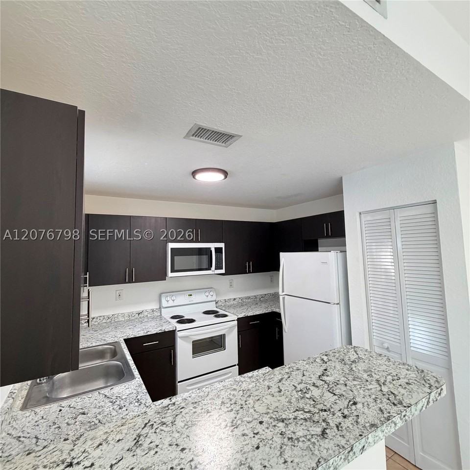 923 Se 16th Ct - Photo 3 of 21