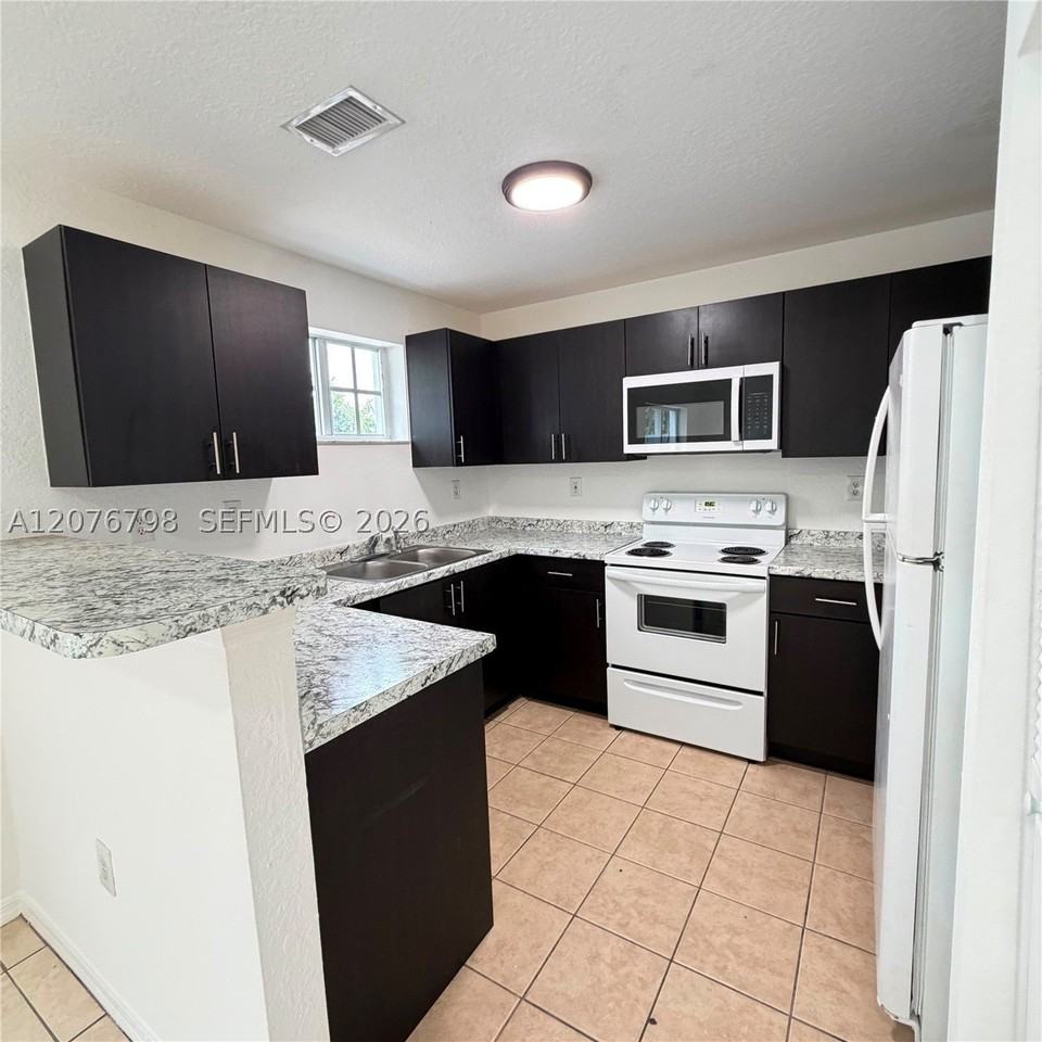 923 Se 16th Ct - Photo 4 of 21