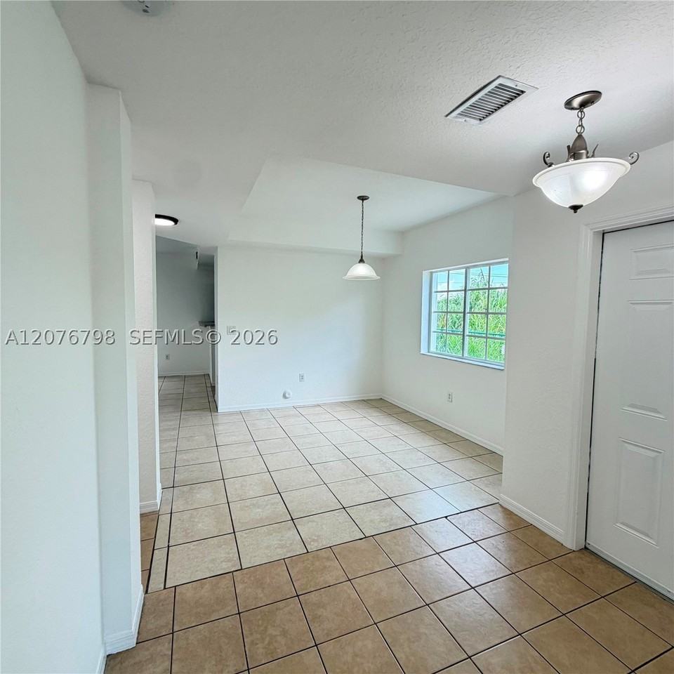 923 Se 16th Ct - Photo 5 of 21
